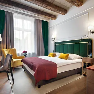 Golden Queen Hotel